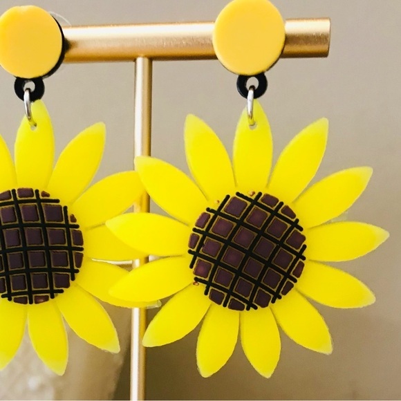 Woman's Boho  Pretty Lightweight Sunflower Statement Dangle Earrings - Picture 5 of 5